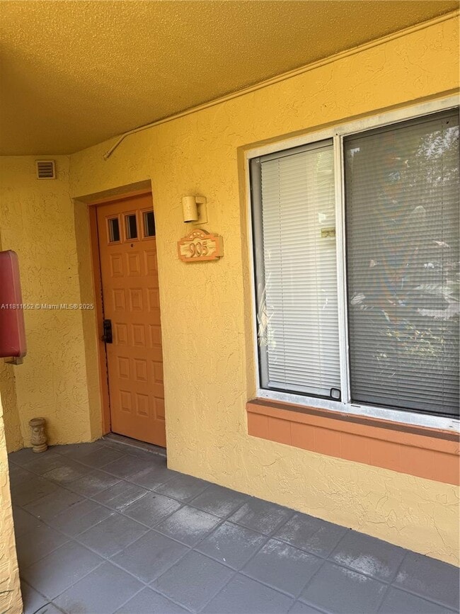 Building Photo - 905 Coral Club Dr