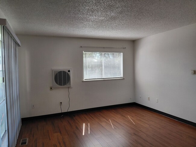 Foto del edificio - ALL PROSPECTIVE TENANTS MUST SUBMIT A $58 ...