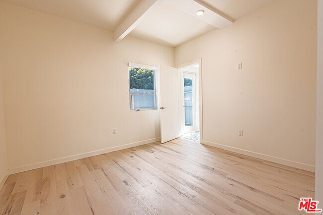 Foto del edificio - 7273 Birdview Ave