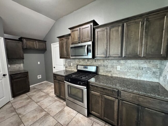 Building Photo - Immaculate 3 bed 2 bath in Mustang Schools, ready for move in on or before July 1st!