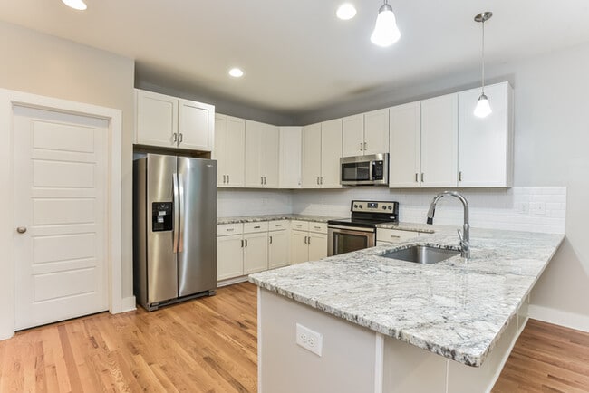 Building Photo - 2022B Greenwood Cir