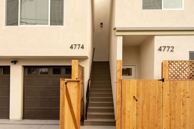 Vista del garaje privado con acceso desde el callejón y las escaleras que conducen a la unidad 4774 del piso superior. - 4774 Bancroft St