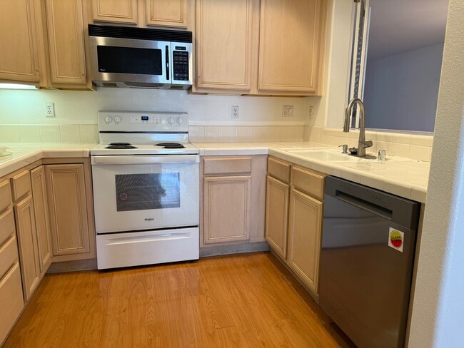 Building Photo - 903 Sunrose Ter