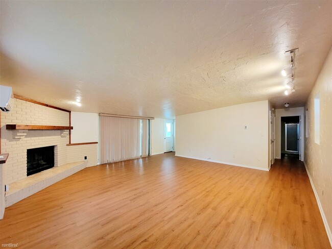 Building Photo - 4 br, 2 bath Duplex - 145 Wyndcrest Court B