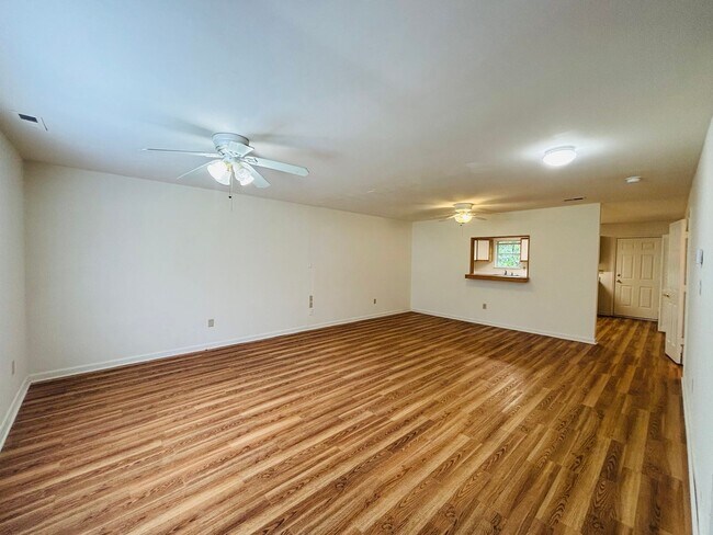 Foto del edificio - 4 Bedroom 2.5 Bath Townhouse