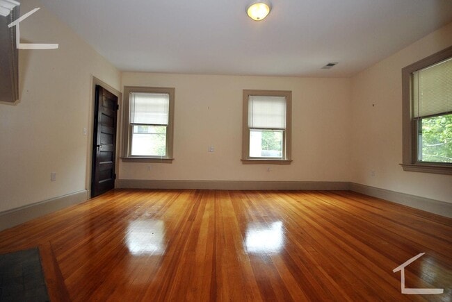 Building Photo - Top-notch and unique Apt on the B, C and D...