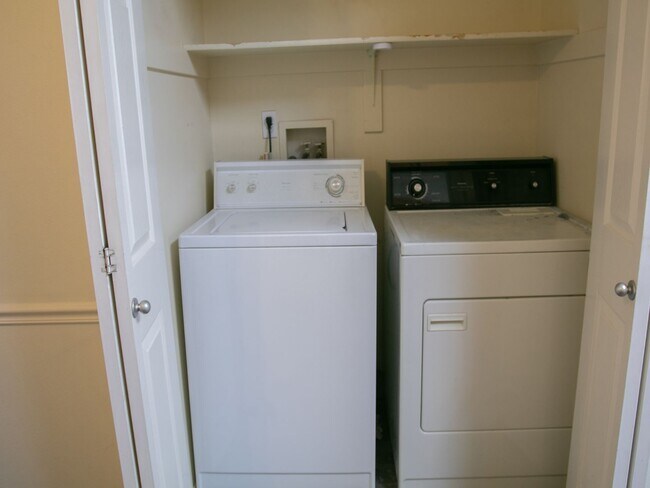 Foto del edificio - Get October Rent Free! Charming 2-Bedroom ...