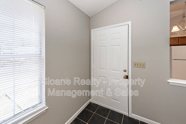 Photo - 1022 Oakcrest Dr House