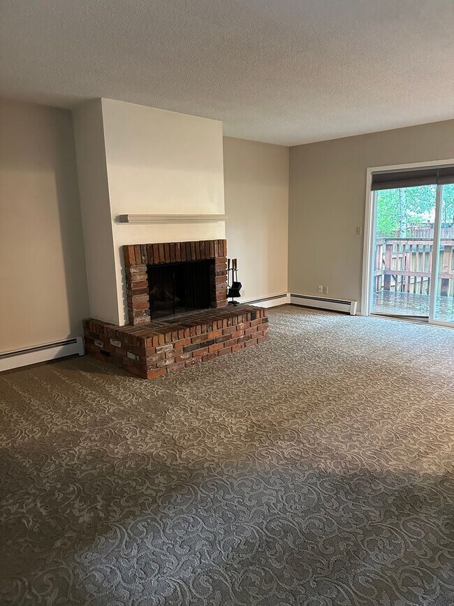 Building Photo - Spacious 3 BDR Home with BONUS ROOM, Large...