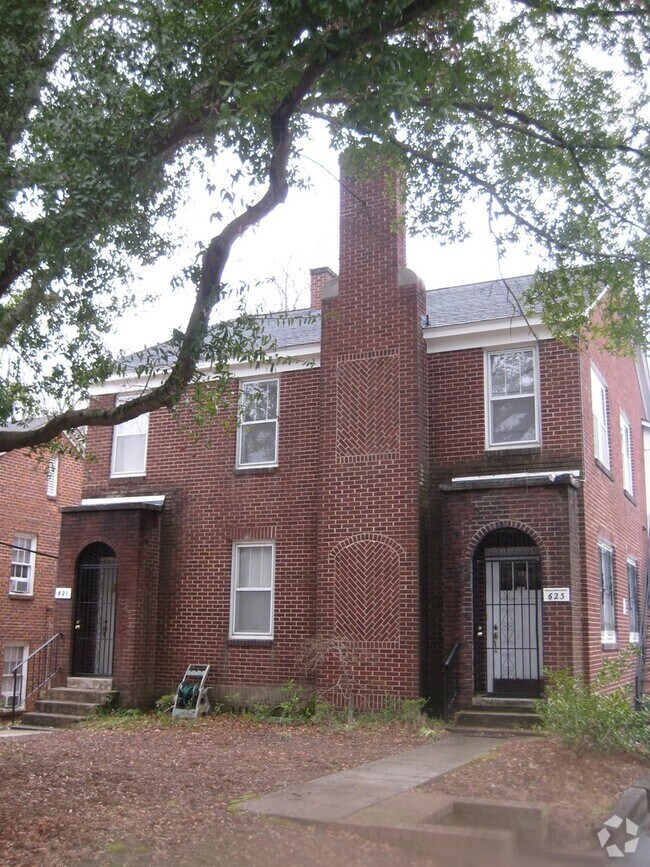 Building Photo - 623-623 Queen St