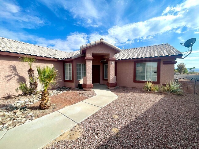 Building Photo - Cute 3 Bedroom Desert Lakes Golf Course Co...