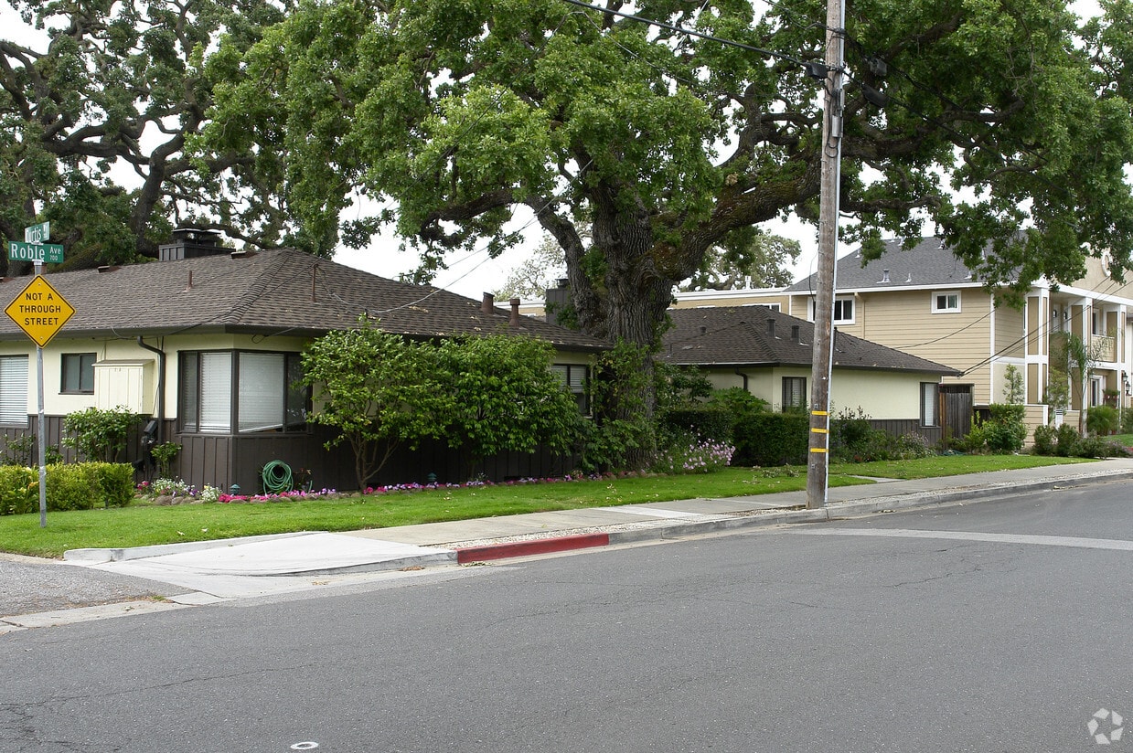 Building Photo - 709-715 Roble Ave