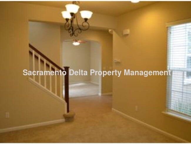 Building Photo - Avail 7/21 - 2 bedroom home in gated commu...