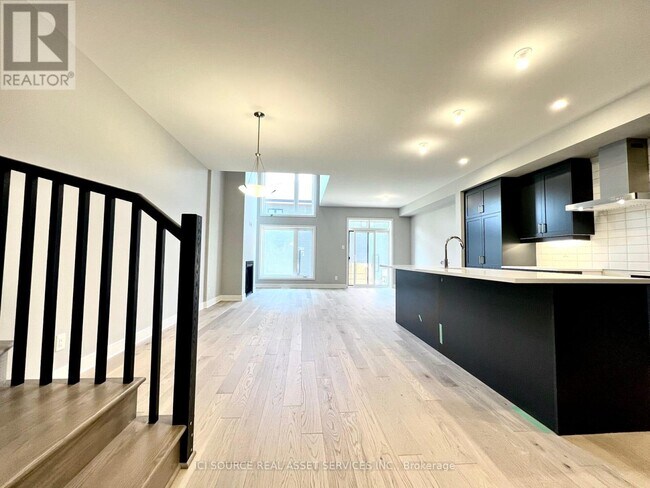 Building Photo - 825 Solarium Ave