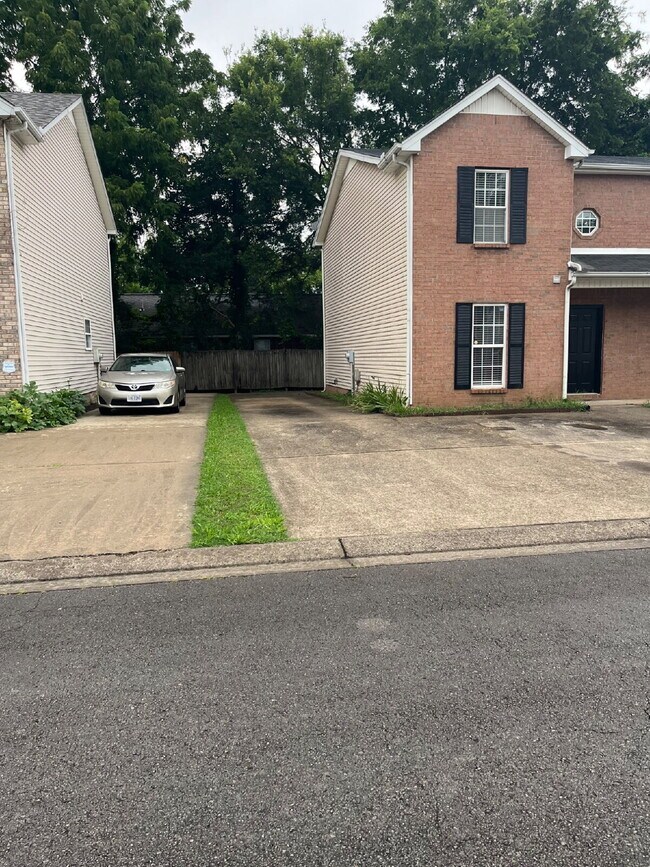 Building Photo - "Charming 2-Bedroom Townhouse with 2.5 Baths in Murfreesboro – Spacious 1,290 Sq Ft Living!"