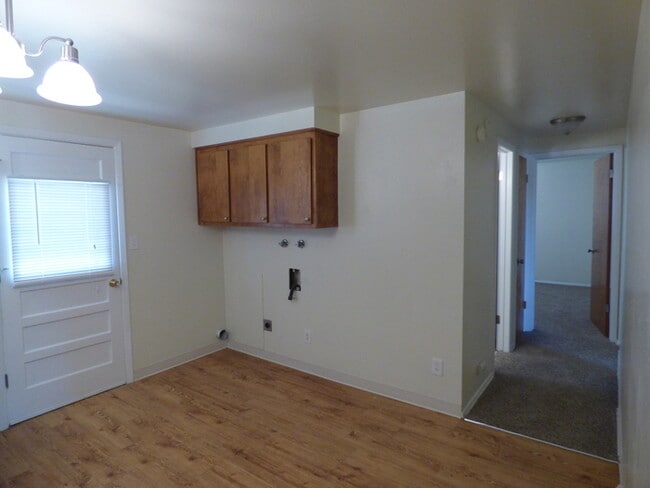 Building Photo - 2 Bed/1 Bath Duplex With Fenced Yard in Lo...