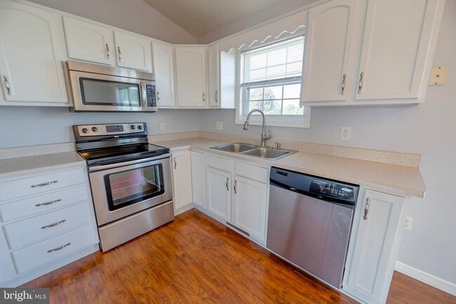 Building Photo - 18500 Bull Run Dr