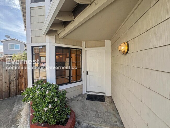 Foto del edificio - 3 Bed, 2.5 Bath with Fenced Yard & Garage / Vouchers Accepted / Available Now!