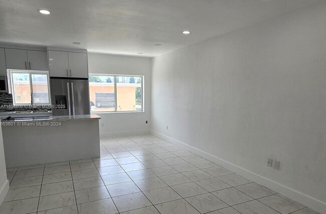 Building Photo - 603 SW 19th Ave