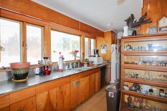 Building Photo - 924 Danby Rd