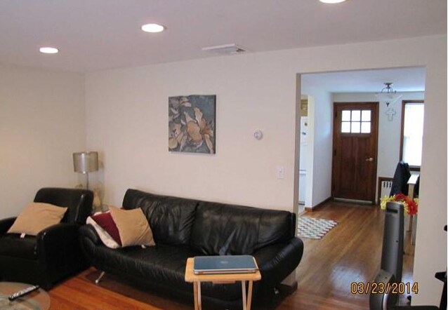 Vista de la sala de estar 2 - 298 Luddington Ave