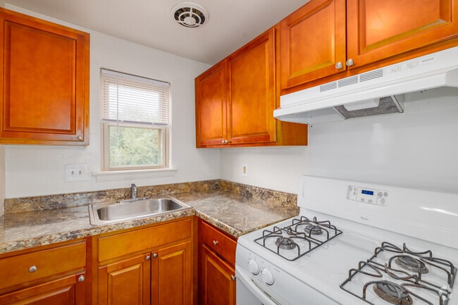 1BR, 1BA - 700SF - Kitchen - Cedar Glen Apartments