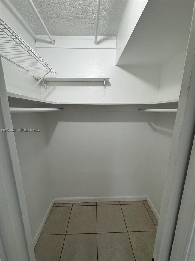 Building Photo - 1643 NE Miami Gardens Dr