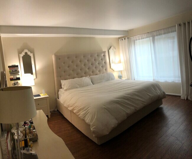Primary Bedroom w/ensuite - 1600 Prince St