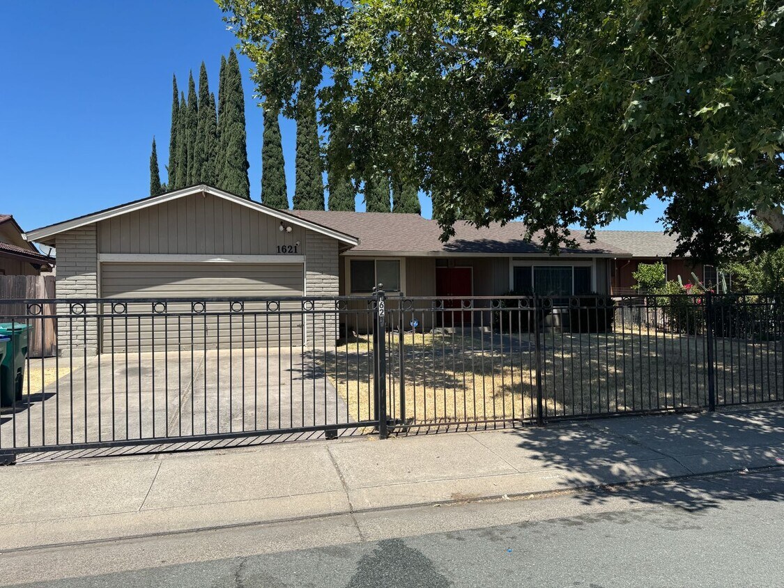 Foto principal - Four Bed, Two Bath Home In North Stockton