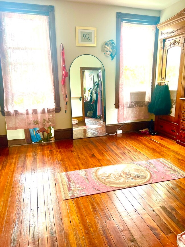 Access to yoga/mediatation/gym room - 817 E Girard Ave
