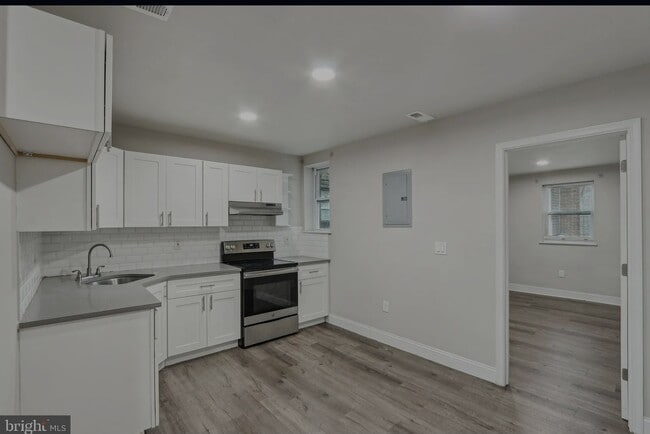 Building Photo - 5425 Ridgewood St
