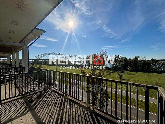 Building Photo - 380 Island Dr