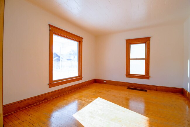 Foto del edificio - 418 W Irving Ave