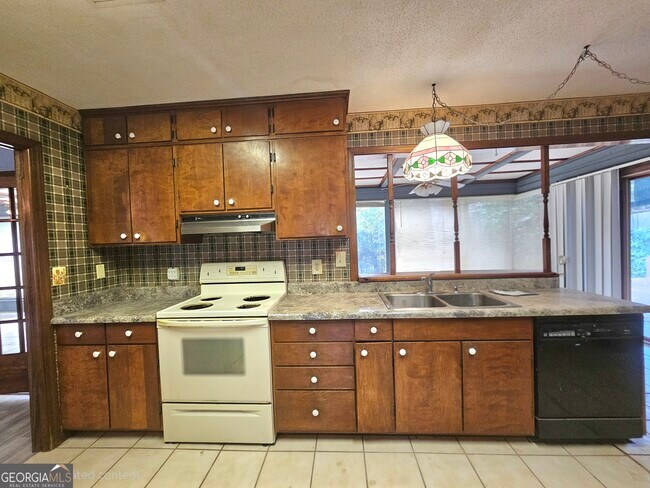 Foto del edificio - 96 Glencrest Dr