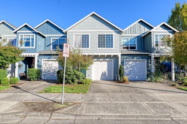 Building Photo - Freshly Updated- 3 Bedroom, 2.5 Bath Townh...