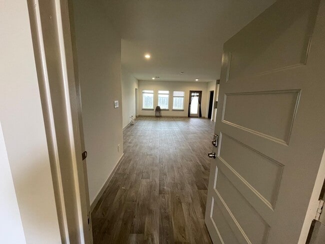 Building Photo - 7015 Sunbreeze Ln