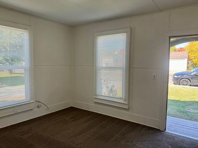 Building Photo - Check out this little Gem 1/1