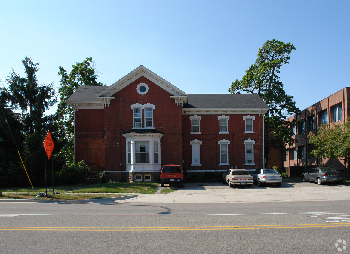 Building Photo - 400 S Walnut St