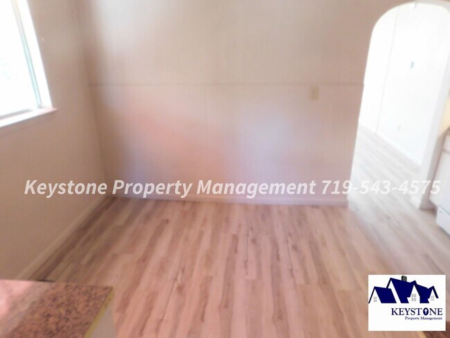 Foto del edificio - Small Dog Friendly! 3 Bedrooms / 1 Bath / 2 Car Detached Garage  Eastside Rancher