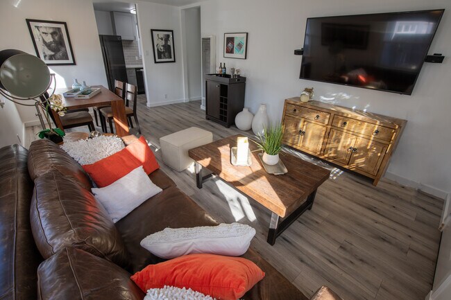 Tomas de corriente altas para TV y cables de pared interior - 923 N Avenue 56