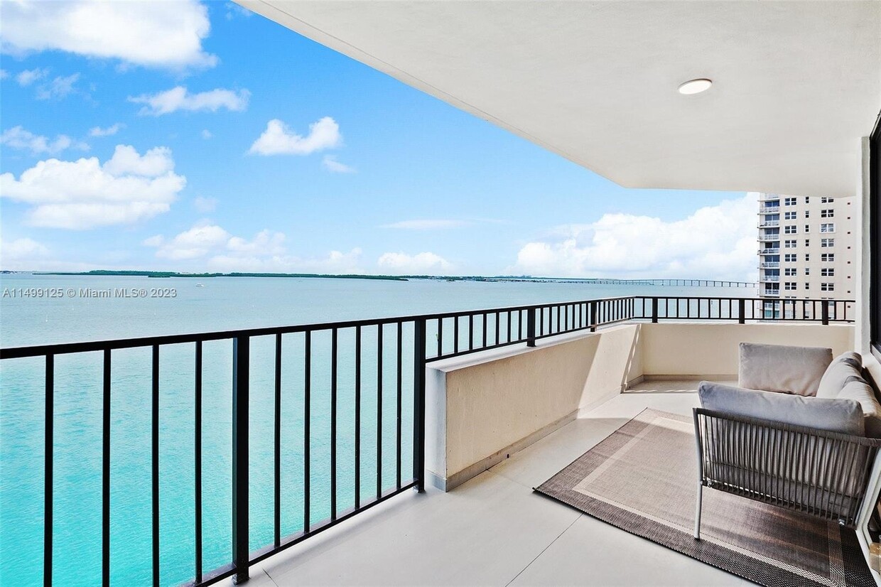 Foto principal - 520 Brickell Key Dr