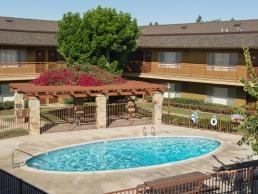 Piscina - Chatham Village Apartments