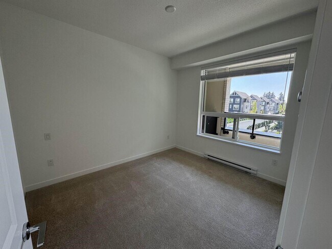 Building Photo - 15735-15785 85 Ave