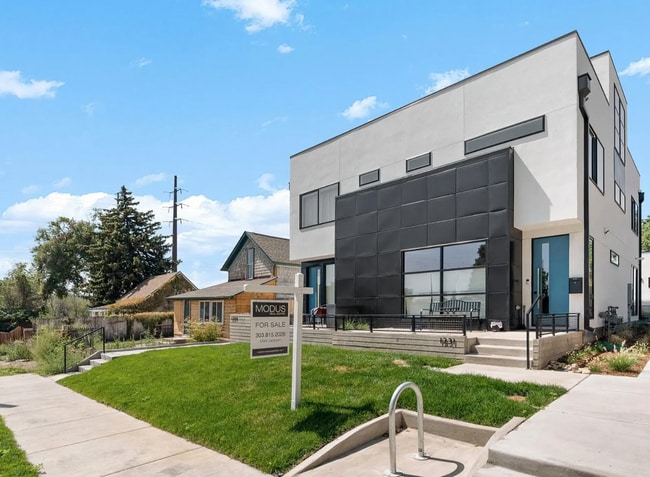 Building Photo - Modern 2 bed, 2.5 bath w/ rooftop!