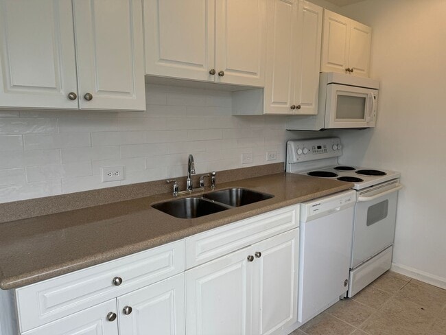 Building Photo - Nicely Updated Condo in Old South!
