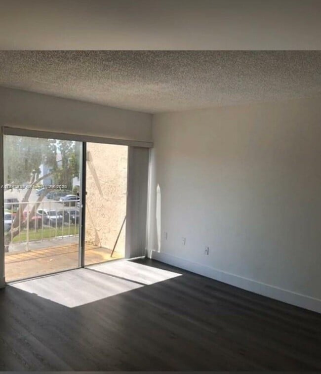 Building Photo - 9373 Fontainebleau Blvd