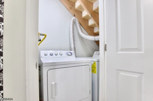 Building Photo - 220 E Munsell Ave