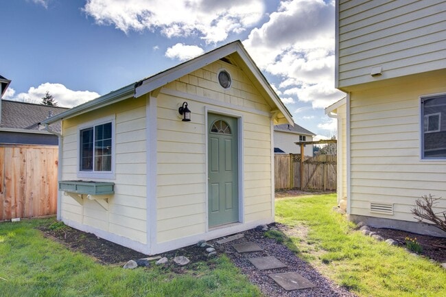 Building Photo - Fantastic home on Cul-de-Sac, in highly de...