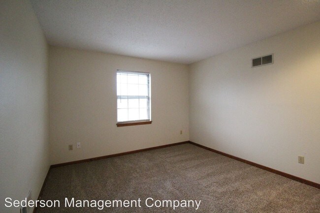 Building Photo - 135 N Saxony Dr