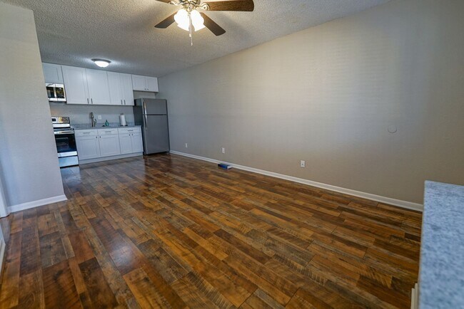 Building Photo - Cozy 1 bedroom 1 bathroom within walking d...